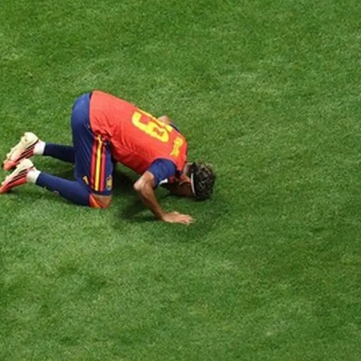 Yamal Bersujud Setelah Cetak Gol Perdana di Piala Dunia: Gestur Untuk Kampung Halaman