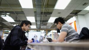 Pekerja Bergaji Tinggi Rentan PHK: AI dan Efisiensi Tekan Industri