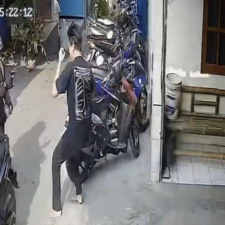 Aksi Begal Depok Terekam CCTV, Pelaku Todongkan Senjata ke Warga Saat Kepergok