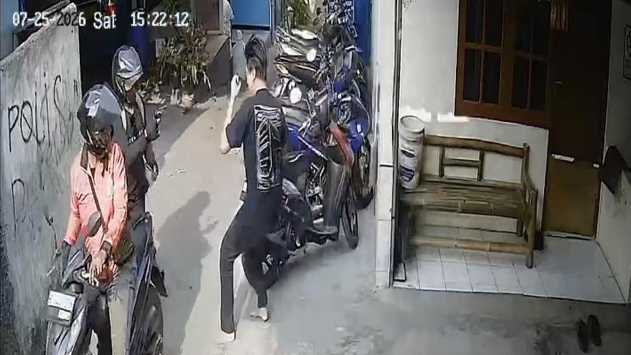 Aksi Begal Depok Terekam CCTV, Pelaku Todongkan Senjata ke Warga Saat Kepergok