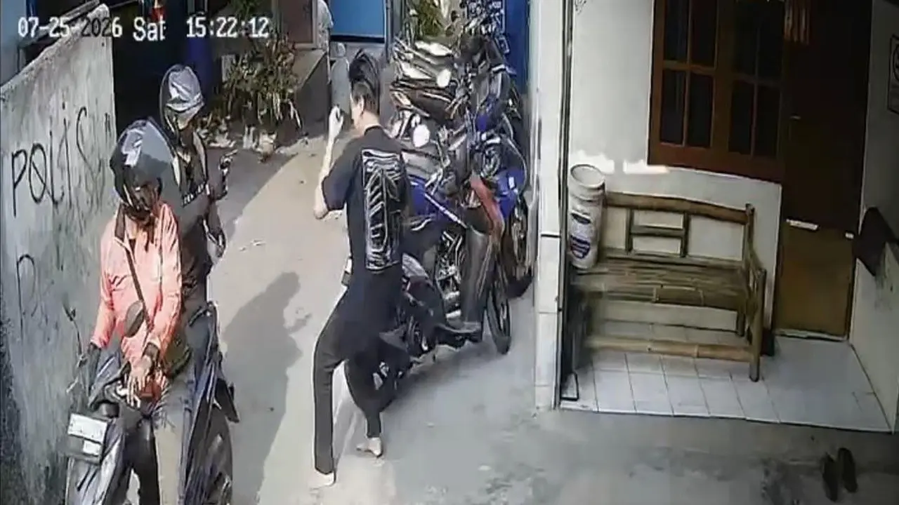 Aksi Begal Depok Terekam CCTV, Pelaku Todongkan Senjata ke Warga Saat Kepergok