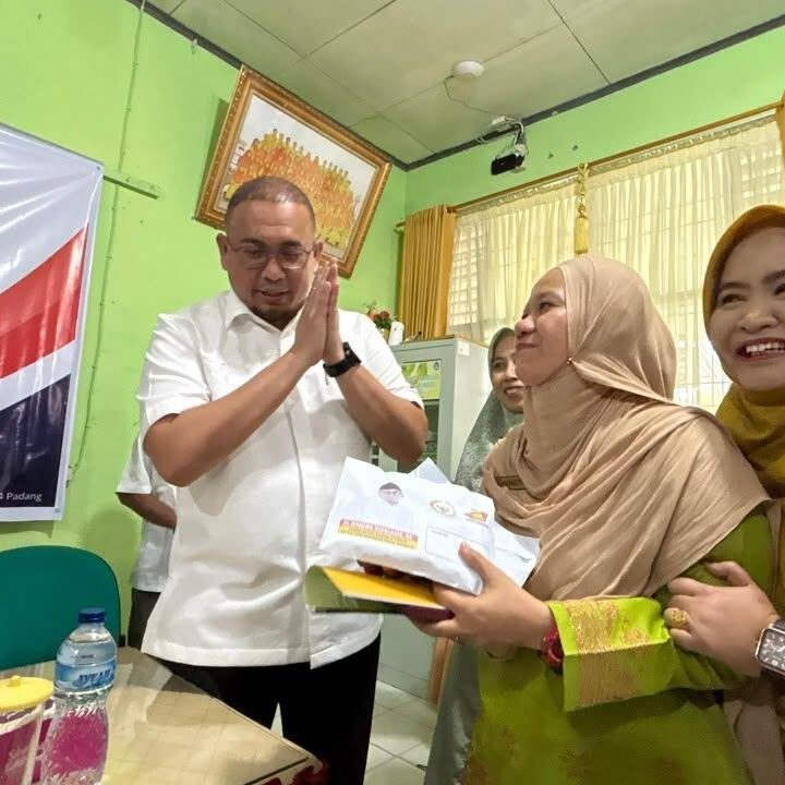 Andre Rosiade Berikan Bantuan Rp 60 Juta untuk Tiga Pelajar Lolos Al Azhar Mesir