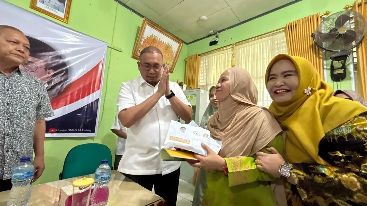 Andre Rosiade Berikan Bantuan Rp 60 Juta untuk Tiga Pelajar Lolos Al Azhar Mesir