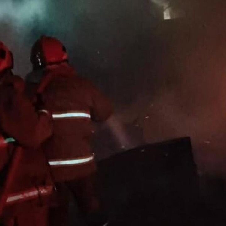 Api Melalap Kafe di Ciracas, Petugas Damkar Berjibaku Padamkan Api