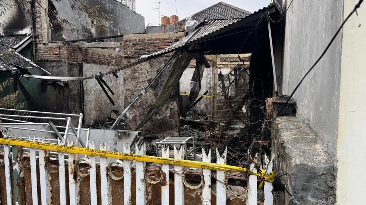 Api Melalap Rumah di Pulogadung, Kakak-Adik Tewas dalam Kobaran Api