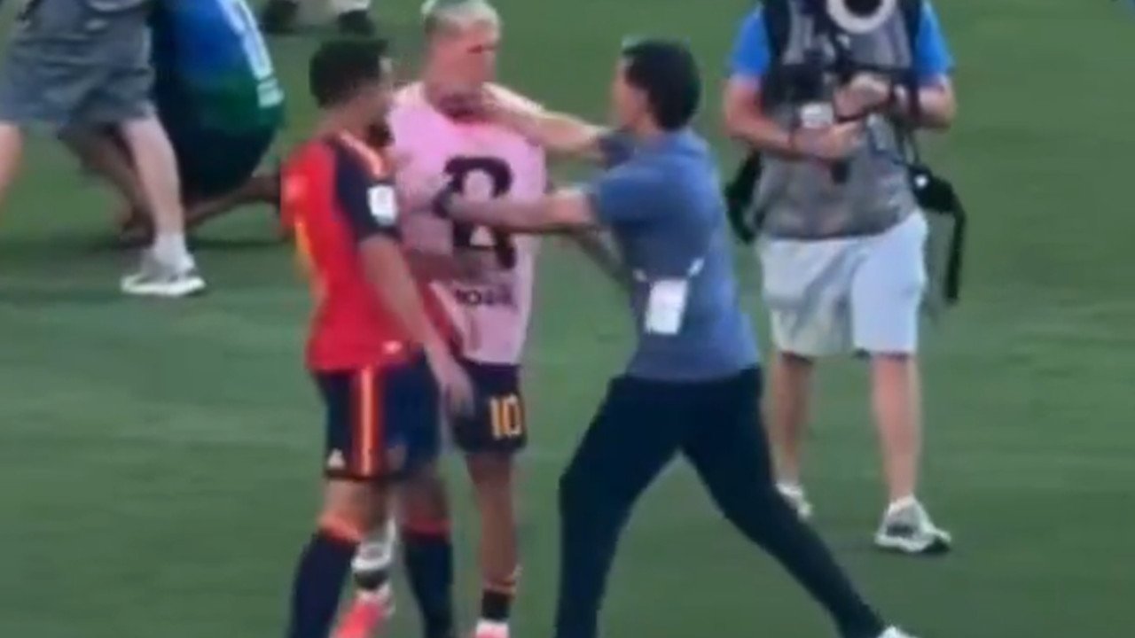 Ayala Akui Dorong Dani Olmo, Siap Minta Maaf