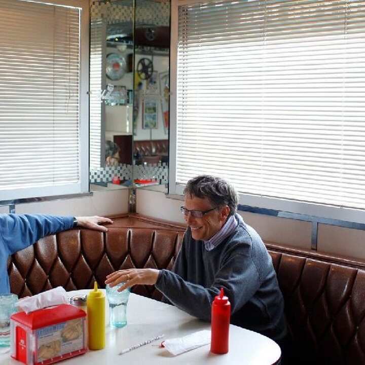 Bill Gates Perbaiki Hubungan dengan Warren Buffett Pasca Skandal Epstein