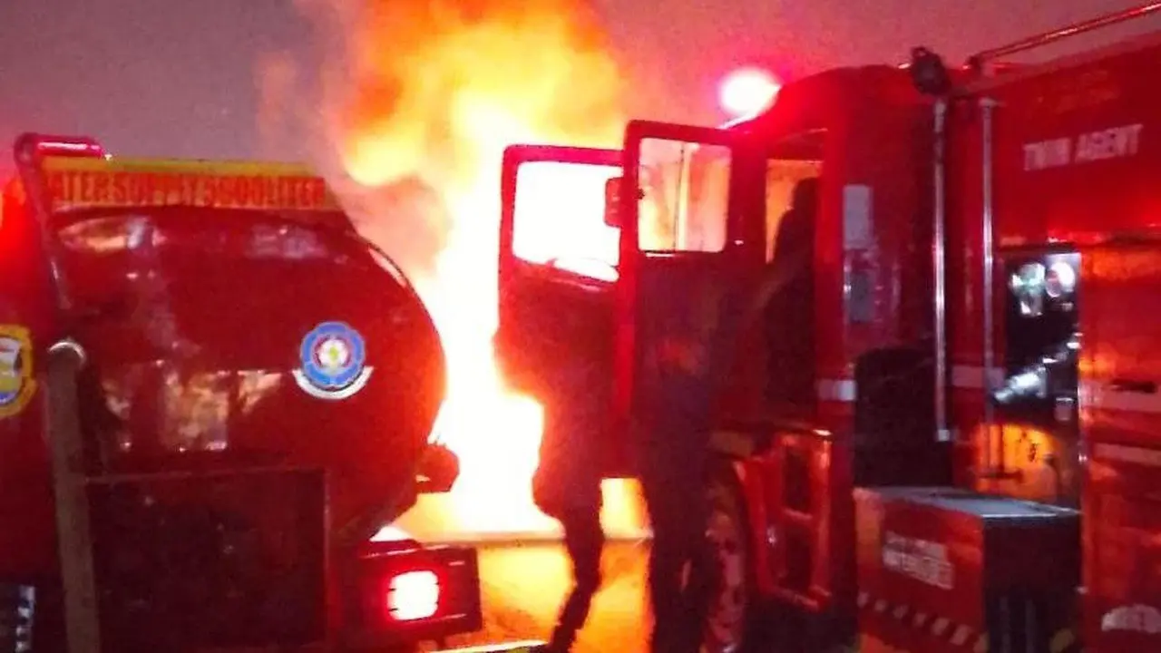 Daihatsu Grand Max Terbakar di Bandar Lampung, Diduga Angkut BBM Ilegal