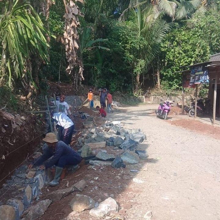 Desa Sukanegara Lebak Harapkan Bantuan Pemprov Banten untuk Perbaikan Jalan Kritis