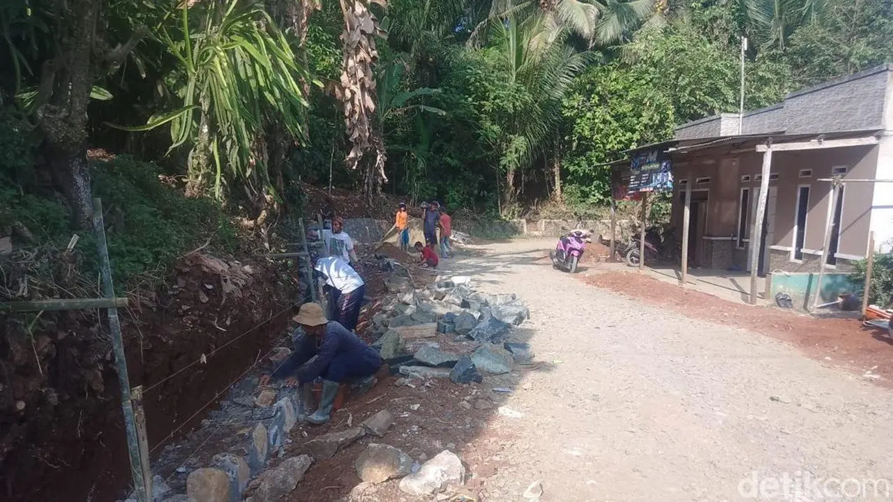 Desa Sukanegara Lebak Harapkan Bantuan Pemprov Banten untuk Perbaikan Jalan Kritis