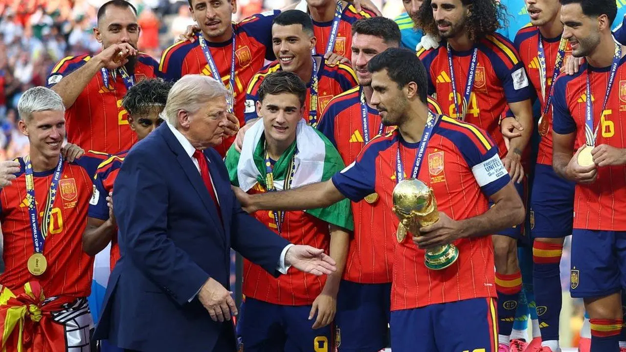 Donald Trump Puji Pemain Timnas Spanyol yang Gunakan Topi "Make Spain Great Again"