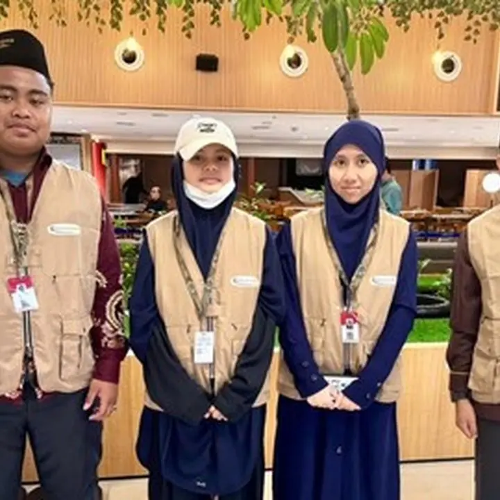 Andre Rosiade Kirim Tiga Hafiz SMAN 1 Padang dan Guru Pembimbing Untuk Umrah