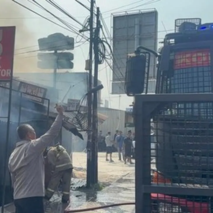 Brimob Dikerahkan Dengan Water Cannon Atasi Kebakaran Dua Kios di Ciputat