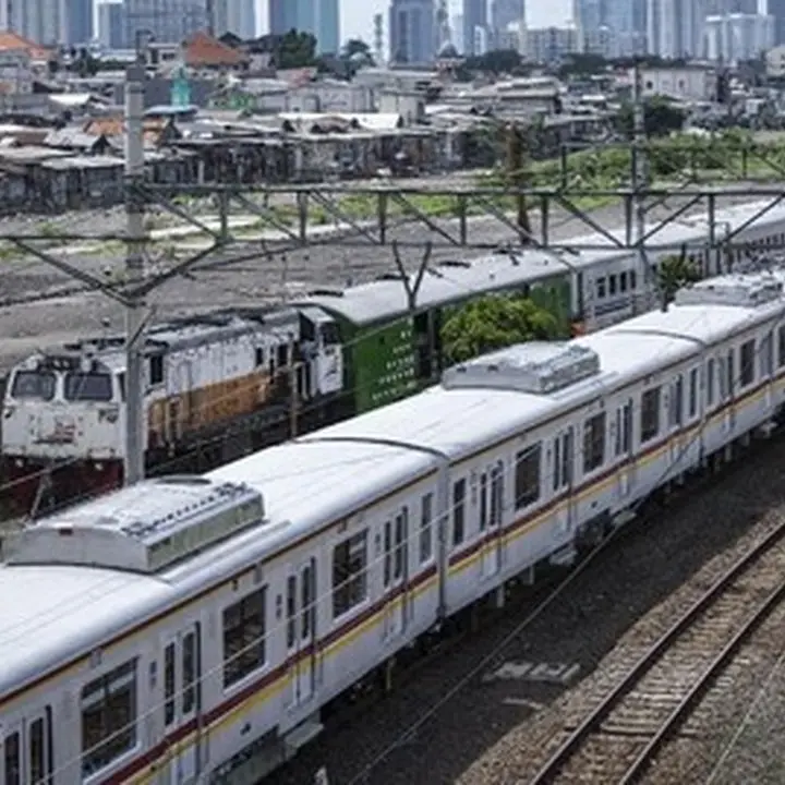 Polisi Olah TKP Usai Pria Tewas Tertemper KRL di Stasiun Jurangmangu