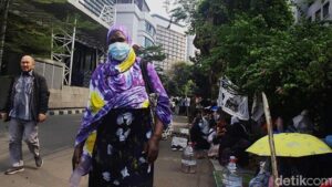 Pemkot Jaksel Tertibkan Pengungsi yang Mendirikan Tenda di Trotoar Kantor UNHCR