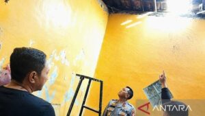 Pelaku Curanmor Jebol Genteng di Karawang Dijemput Warga, Diamankan Polisi