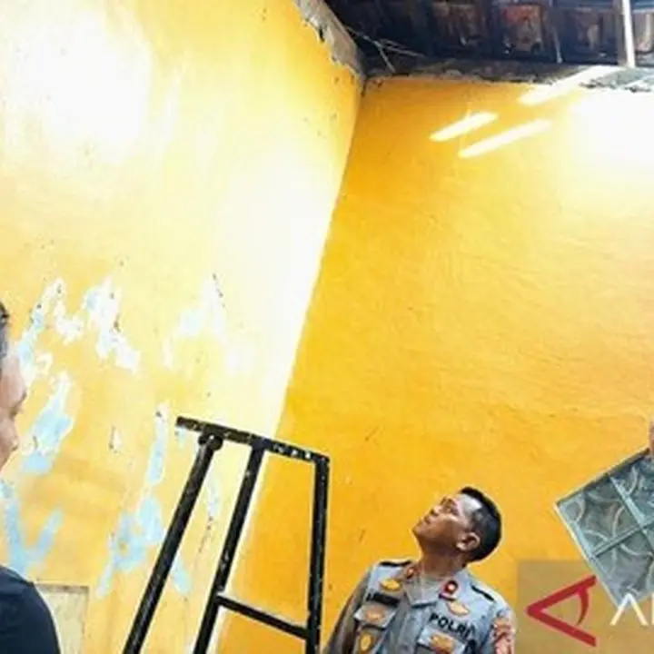 Pelaku Curanmor Jebol Genteng di Karawang Dijemput Warga, Diamankan Polisi