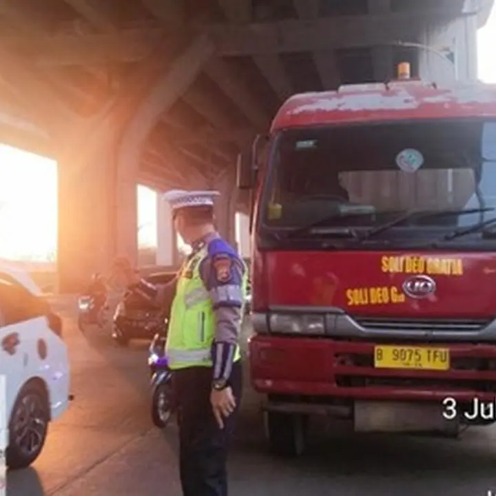 Truk Trailer Mogok di Jalan Jampea Cilincing, Perbaikan Sedang Dilakukan