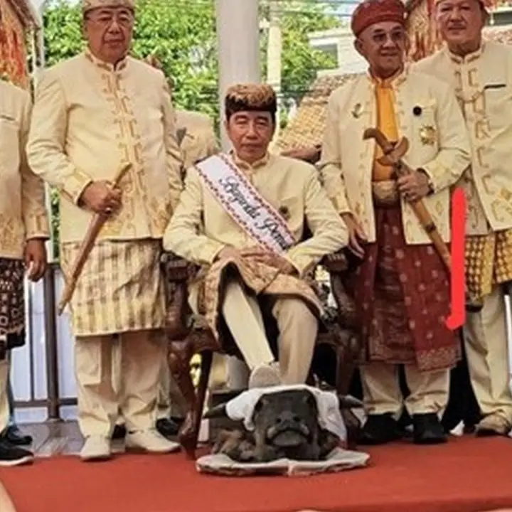 PSI: Jokowi Tak Tahu Akan Ada Prosesi Injak Kepala Kerbau Saat Diberi Gelar Adat