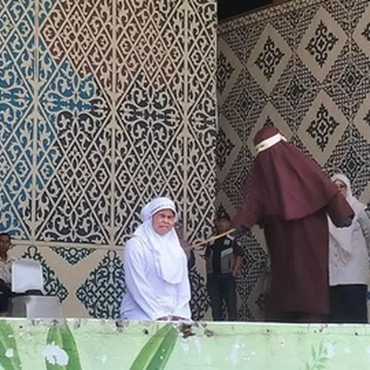 Pasangan Di Banda Aceh Dicambuk 21 Kali Usai Bercumbu Saat Siaran Langsung