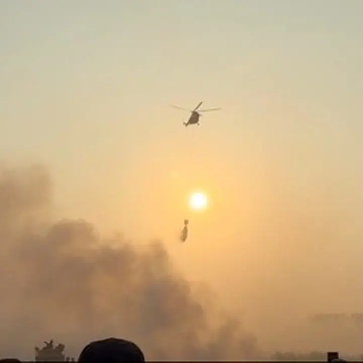 BNPB Kerahkan Dua Helikopter Water Bombing Untuk Padamkan Kebakaran TPA Jatiwaringin