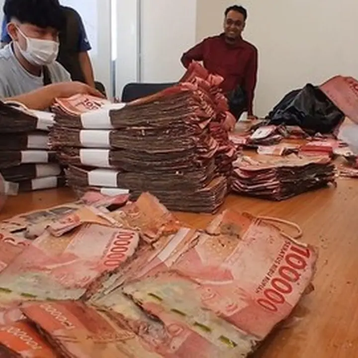 Rp1,54 Miliar Untuk Kuliah Rusak Akibat Rob, Warga Batang Minta Penukaran ke BI Tegal
