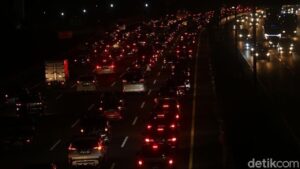 Tol Cikampek Arah Jakarta Macet Malam Ini, Polisi: Evakuasi Truk Baru Selesai