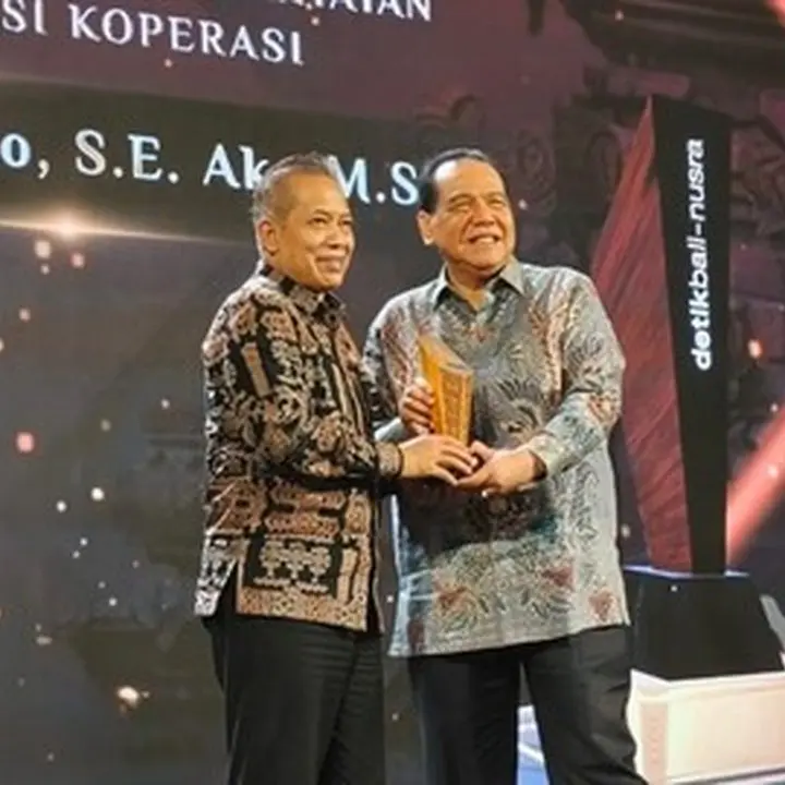 Menkop Raih Penghargaan Tokoh Penggerak Ekonomi Kerakyatan 2026