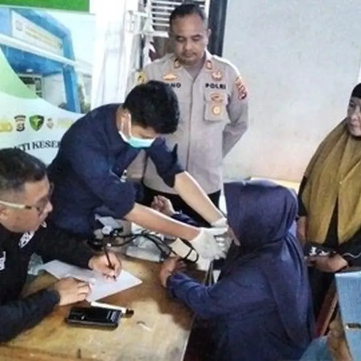 Polri Buka Layanan Kesehatan Untuk Warga Terdampak Asap Kebakaran TPA Jatiwaringin