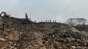 Pemerintah Tinjau Kebakaran TPA Jatiwaringin: Area Terbakar Diperkirakan 15 Hektare