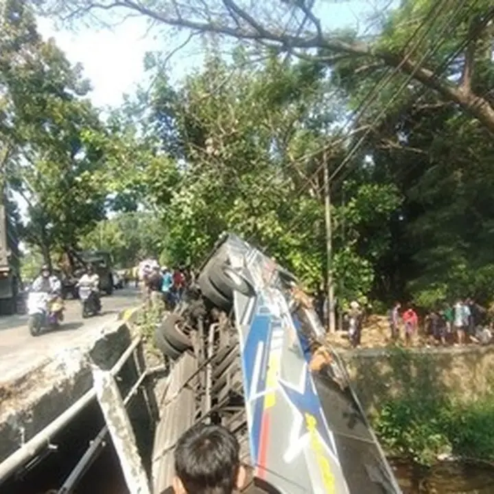 Bus Sugeng Rahayu Terperosok ke Sungai di Nganjuk, Puluhan Penumpang Dievakuasi