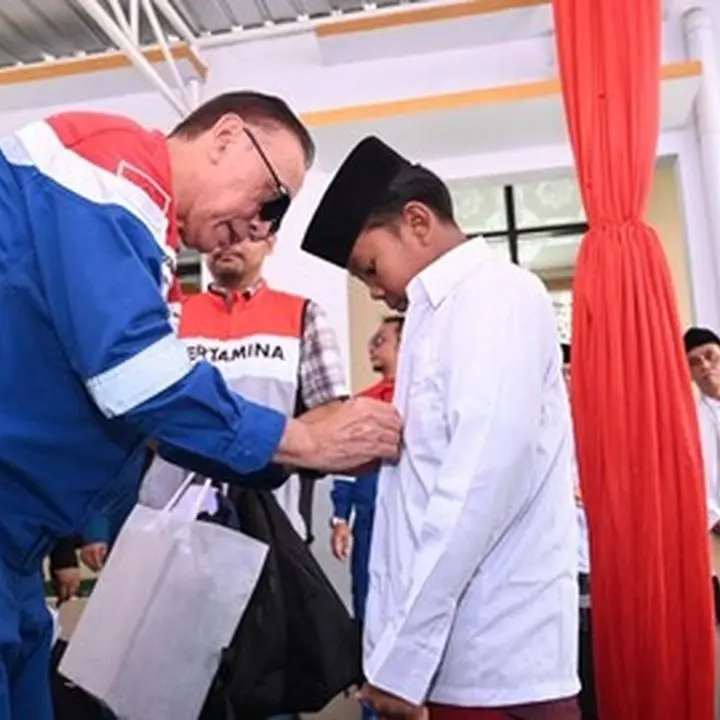 Pertamina Serahkan 200 Paket Pendidikan dan Santunan di Banyuwangi