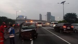 Asap Knalpot Halangi Pengemudi, Alphard Tabrak Buritan Trailer di Layang Kuningan