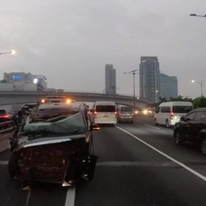 Asap Knalpot Halangi Pengemudi, Alphard Tabrak Buritan Trailer di Layang Kuningan