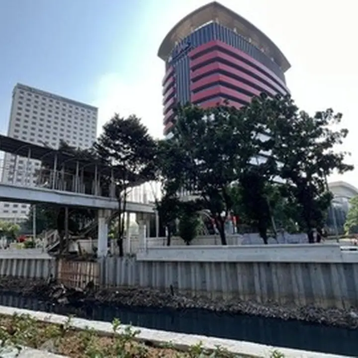 Warga Dukung Jembatan ‘Gembok Cinta’ Di Atas Kali Cideng, Harap Sungai Tetap Bersih