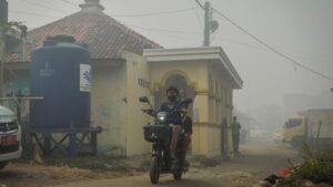 Pemadaman Kebakaran TPA Jatiwaringin Masih Berlanjut, Ratusan Warga Mengungsi