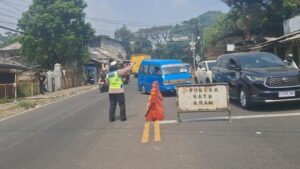 Polisi Terapkan One Way Dari Puncak Menuju Jakarta Siang Ini