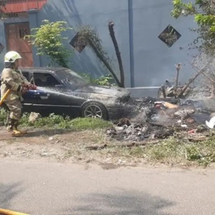 Mobil Sedan di Joglo Terbakar Setelah Sisa Pembakaran Sampah Menyambar