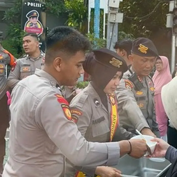 Polda Metro Bagikan Ratusan Paket Makanan Gratis di Bundaran HI