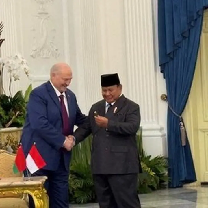 Prabowo Tersenyum Saat Lukashenko Memberi Pulpen Usai Menandatangani Buku Tamu