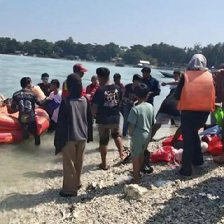 Dishub Evakuasi 150 Penumpang Saat KM Makmur Jaya Mogok Di Perairan Pulau Pari