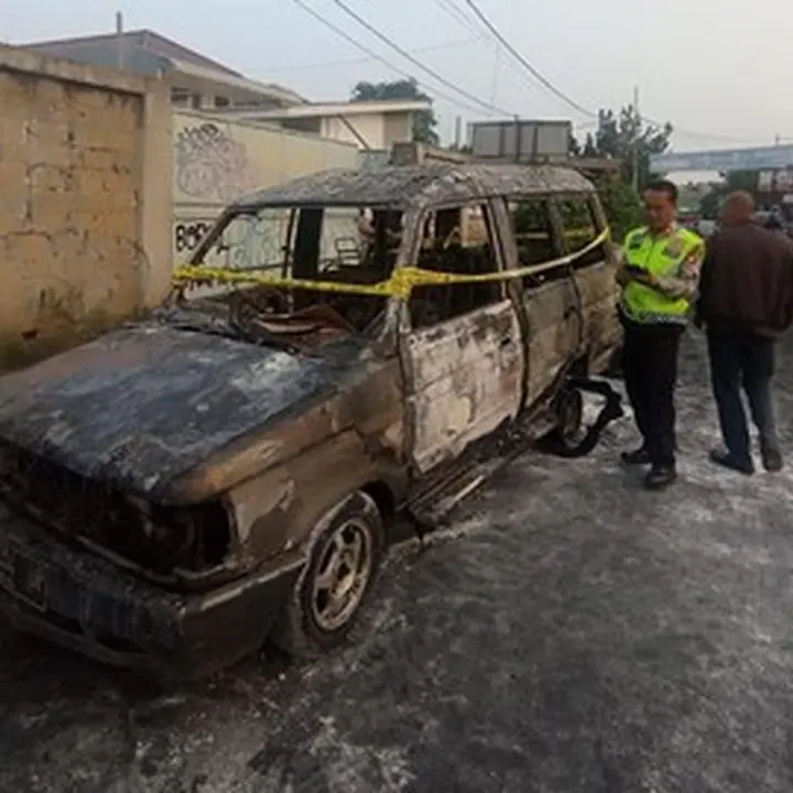 Mobil Terbakar Usai Isi BBM di SPBU Ciputat, Pengemudi Alami Luka Bakar