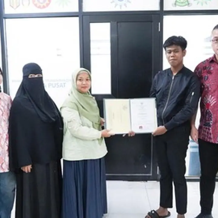 Kenneth Tebus Ijazah Siswa Yatim: Pendidikan Tidak Boleh Disandera Biaya