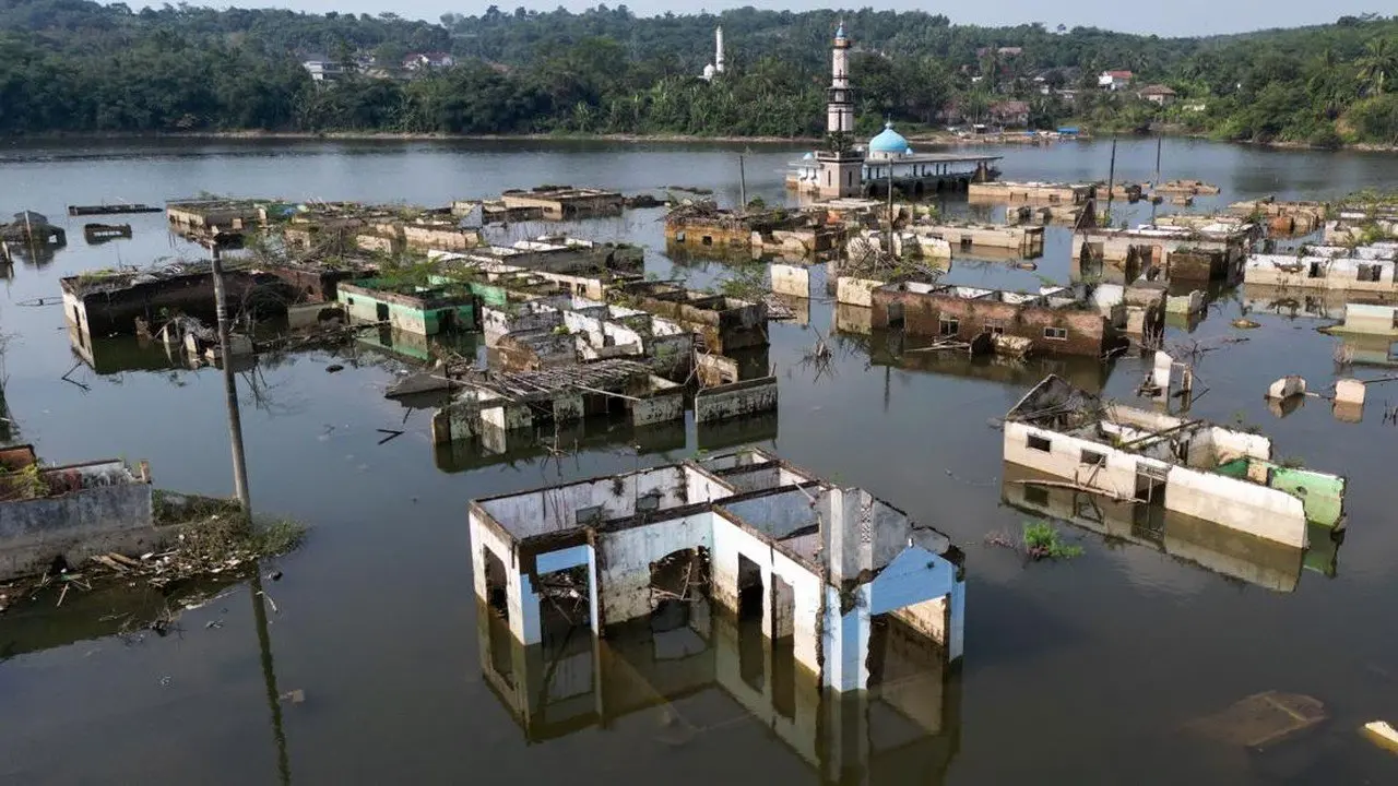 Kampung Hilang Muncul Kembali Saat Bendungan Karian Mengering