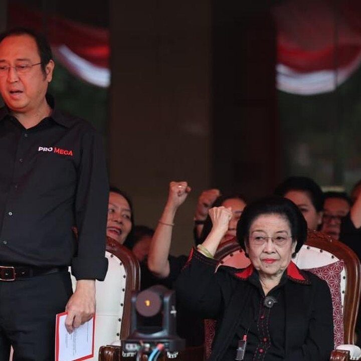 Kemeja ‘Pro Mega’ PDIP: Simbol Perlawanan Akar Rumput dan Sejarah Reformasi