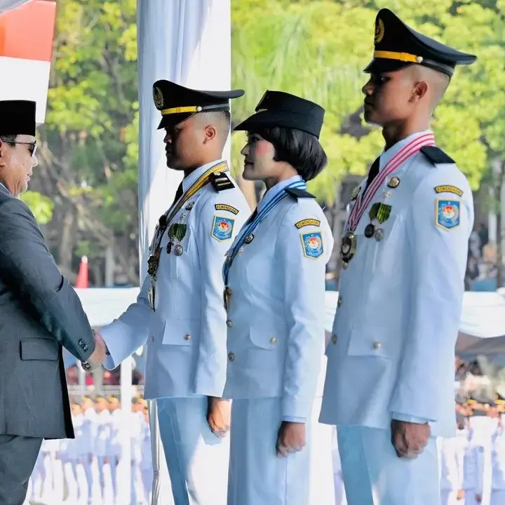 Kisah Aji Bayu Ramadhan: Dari Buruh di NTT Menjadi Lulusan Terbaik IPDN