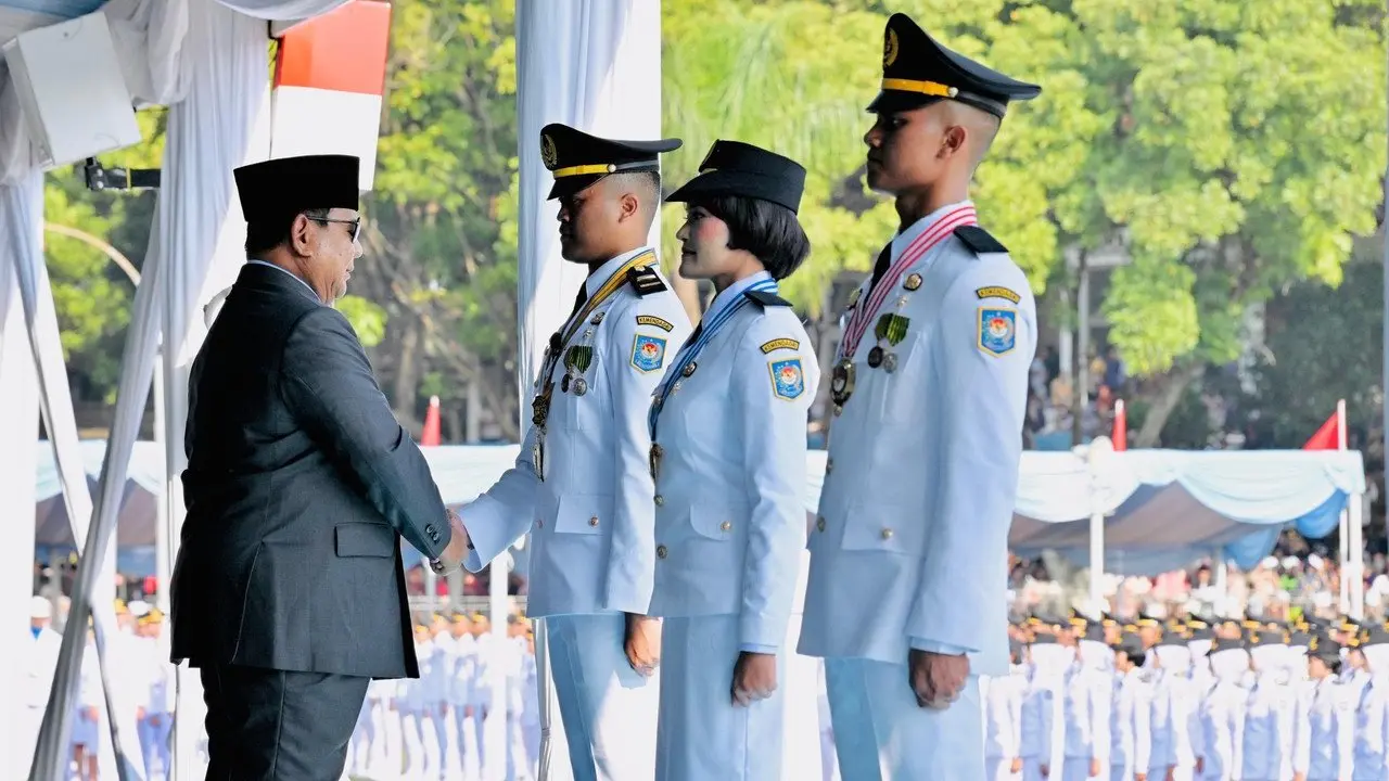 Kisah Aji Bayu Ramadhan: Dari Buruh di NTT Menjadi Lulusan Terbaik IPDN