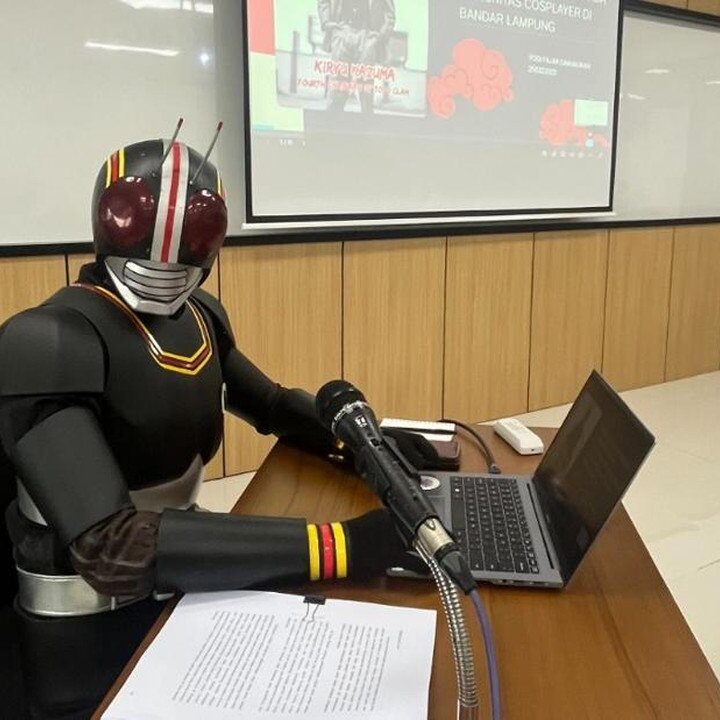 Mahasiswa Jogja Hadir dengan Kostum Kamen Rider Saat Ujian Proposal Tesis