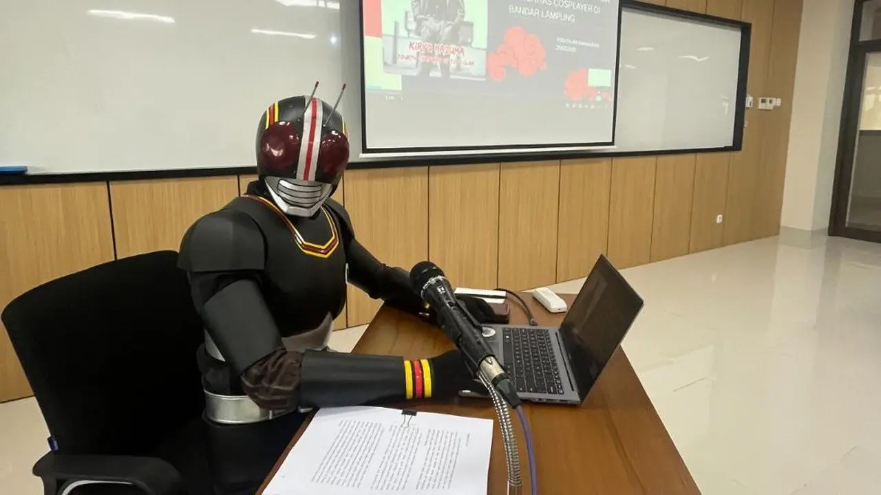 Mahasiswa Jogja Hadir dengan Kostum Kamen Rider Saat Ujian Proposal Tesis