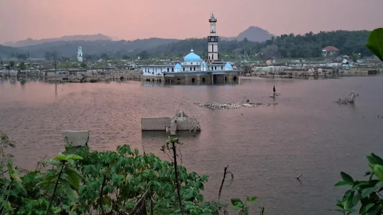Masjid Al Mujahidin Bendungan Karian Tetap Utuh Meski Tergenang Air